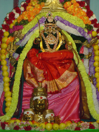 Statue colorful outfit crown vase - a statue free wallpaper