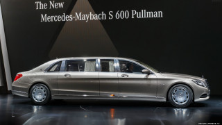 Silver car showroom black background - a silver car free wallpaper