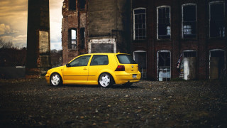 Yellow car broken windows broken - the side of the building free wallpaper