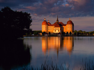 Lakehouse forest night skyline twilight - top of a lake next free wallpaper