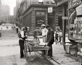 Men table food city street - ashcan school free wallpaper