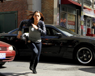 Woman running street car man - the sidewalk free wallpaper