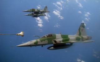 Jets flying blue sky clouds - 100mm free wallpaper