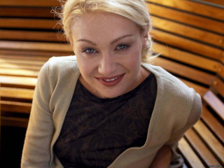 Woman smiling bench sweater black - eva švankmajerová free wallpaper