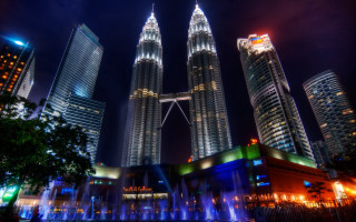 Night city tall buildings fountains - cheng shifa free wallpaper