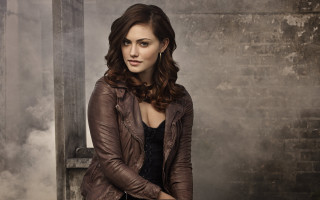 Woman leather jacket smokey room - free dark wallpaper