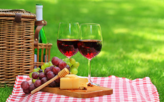 Picnic basket grapes sunny day - de hirsh margule free wallpaper