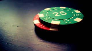 Casino chip green red table - top of a table next free wallpaper