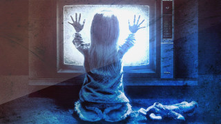 Woman sitting floor tv hands 2 - uhd 8 k free wallpaper