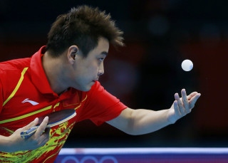 Man red shirt playing tennis - the ball free wallpaper