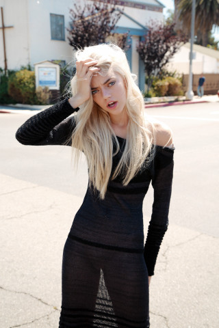 Woman black dress street hand - the wind free wallpaper