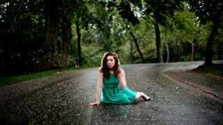 Woman sitting road rain green 5 - an umbrella free wallpaper