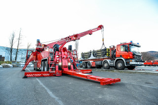 Red crane truck parking lot - inframe free wallpaper