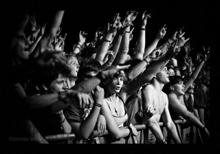 Group people standing crowd hands - a crowd of people free wallpaper