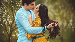 Romantic kiss tree blue yellow - free love wallpaper