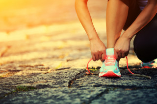 Woman tying shoes road sidewalk - her shoe free wallpaper