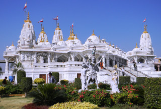 White building statue horse flags - a statue of a man free wallpaper