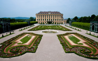 Large building garden fountain yard - perfect symmetry free wallpaper