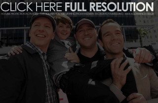 Men group building click here - ashcan school free wallpaper