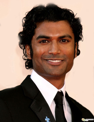 Man smiling suit tie white 2 - a white wall behind free wallpaper