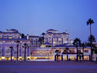 Hotel palm trees beach night - night time free wallpaper for desktop