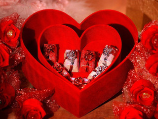 Heart shaped box candy roses 2 - box free wallpaper