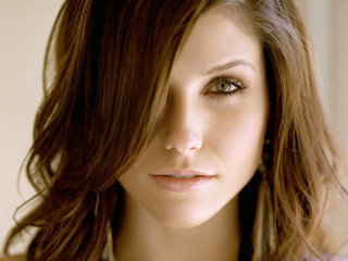 Woman long hair necklace serious 3 - perfect eye free wallpaper