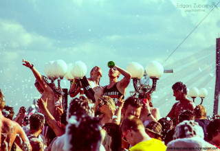 Crowd people man woman bottle - his hand and a woman holding free wallpaper