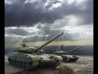 Tanks field cloudy sky sunbeam - a field under a cloudy sky free wallpaper