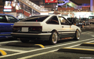 White car parking lot night 6 - a photo free wallpaper