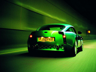 Green sports car tunnel dark 2 - a green sports car free wallpaper