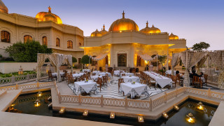 Golden domes fountain outdoor dining - table free wallpaper