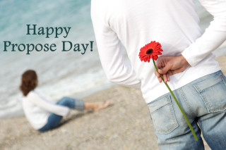 Man holding flower woman beach - carle hessay free wallpaper