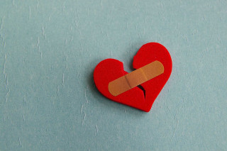 Broken heart paper tape band - a piece of paper free wallpaper