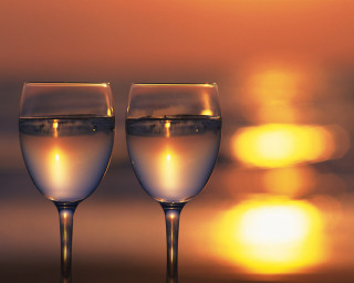 Wine glasses water table blurry - a blurry background free wallpaper for desktop