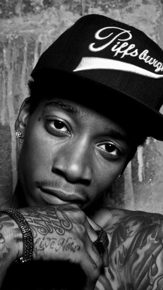 Man hat tattoos leaning wall - leaning against a wall free wallpaper