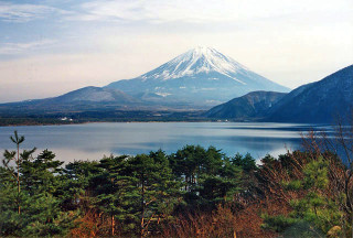 Mountain lake trees foreground nature 3 - a lake in the foreground and trees free wallpaper