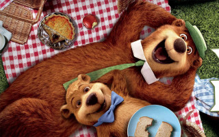 Bear cub picnic blanket food - a plate of food in front free wallpaper