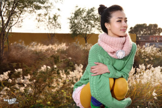 Woman green sweater pink scarf - a pink scarf free wallpaper