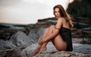 Woman sitting rock brown hair - a rock free wallpaper