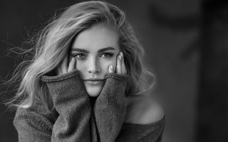 Woman hands face sweater blackwhite - artur tarnowski free wallpaper