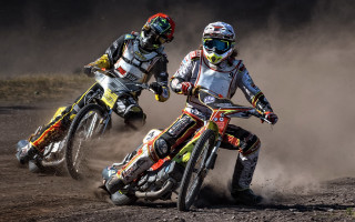 Dirt race motorcyclists dust trees - jimmy nelsson free wallpaper