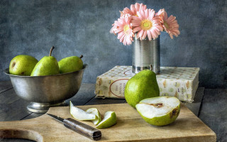 Pears flower vase table knife - a knife free wallpaper