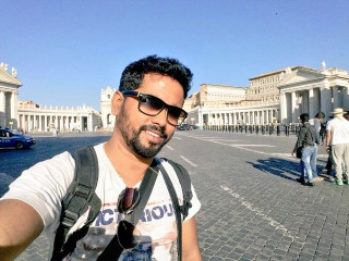 Man taking selfie building columns - a blue car free wallpaper