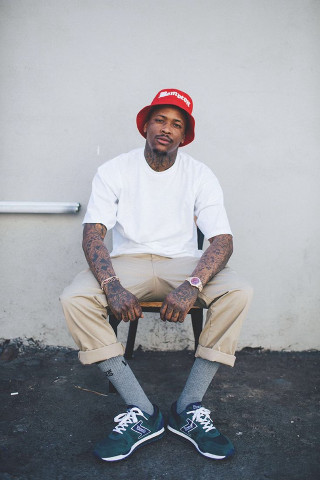 Man sitting red hat socks - his foot free wallpaper