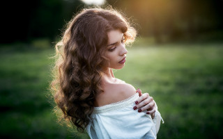 Woman longhair field blurry nature - naturalism free wallpaper