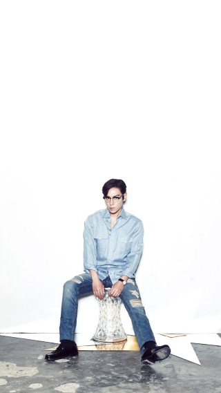Man sitting stool legs crossed 2 - choi buk free wallpaper