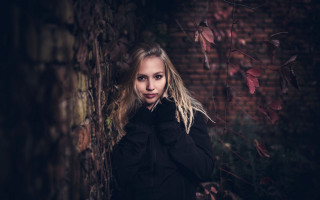 Woman dreadlocks brick wall vines - dreadlock free wallpaper