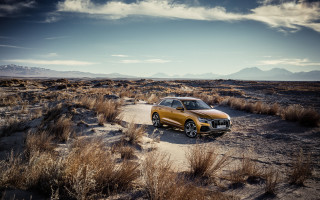 Yellow car desert mountains tilt - the desert free wallpaper