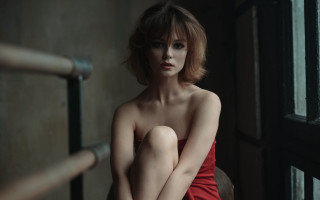 Red dress woman portrait indoor - figurative art free wallpaper